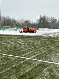 Winterdienst auf dem Fußballplatz…